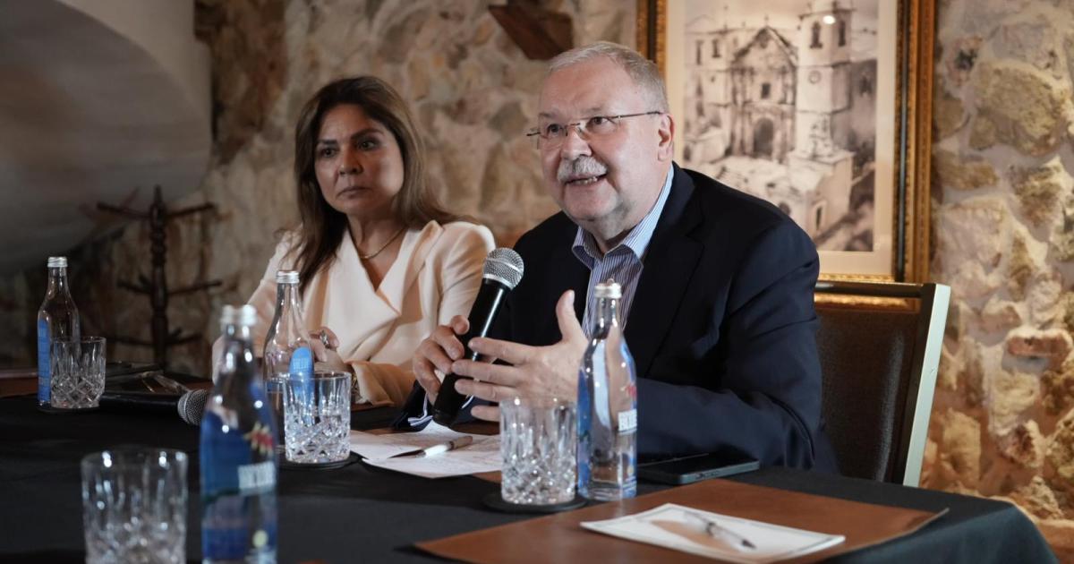 otografía oficial del presidente José Raúl Mulino con los representantes empresariales durante el encuentro.