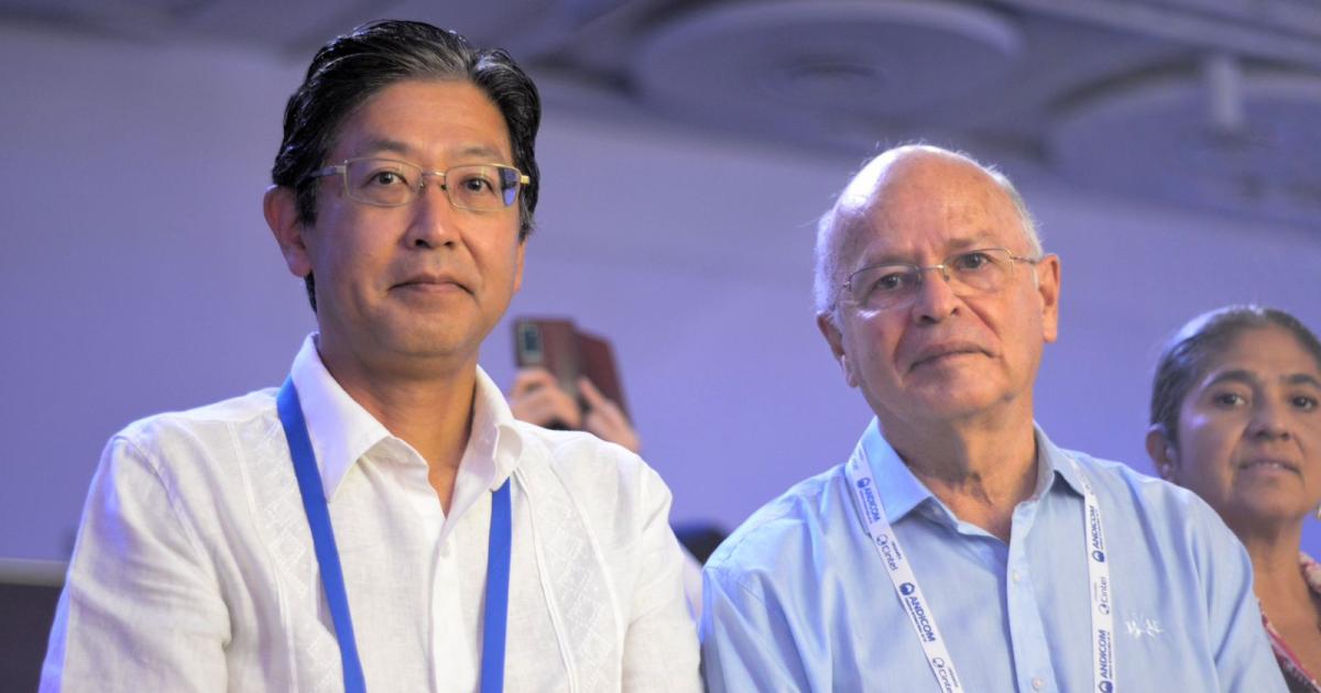 Foto de dos personas mirando a la cámara
