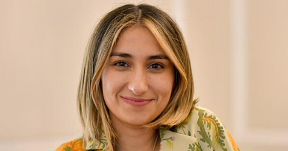 Foto de Laura Sarabria mirando a la cámara