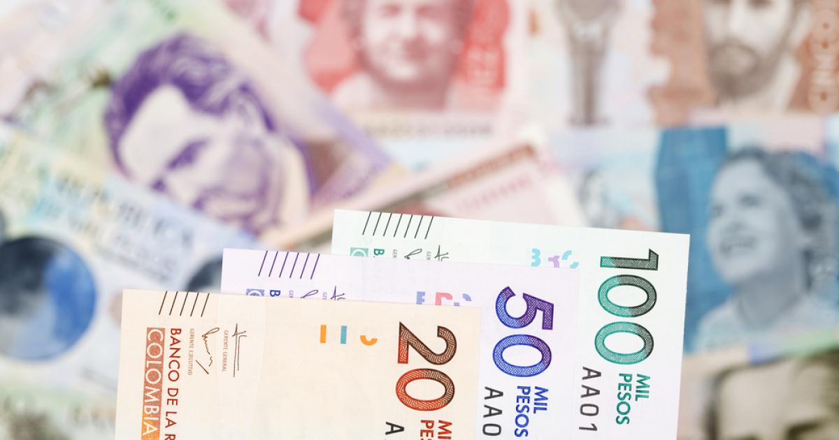 Foto de dinero colombiano de varias denominaciones