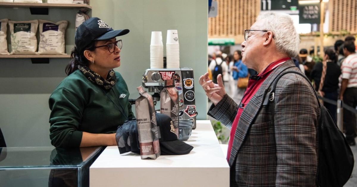 Foto de dos personas hablando en una feria