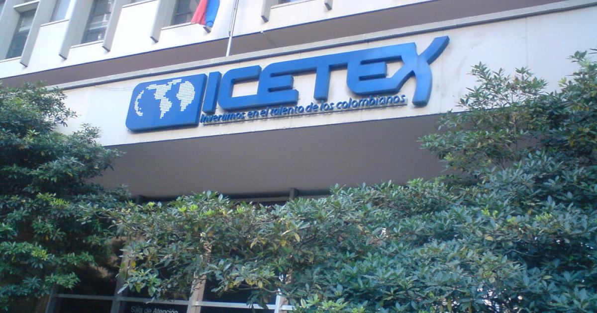 Foto de la fachada de un edificio que dice icetex