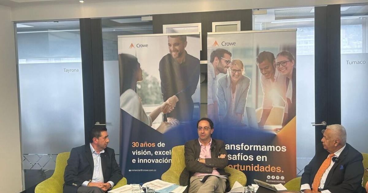 Foto de tres personas reunidas en una sala