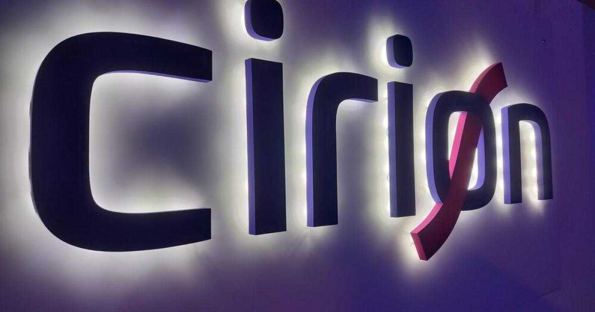 Foto de un letrero en neón que dice Cirion 