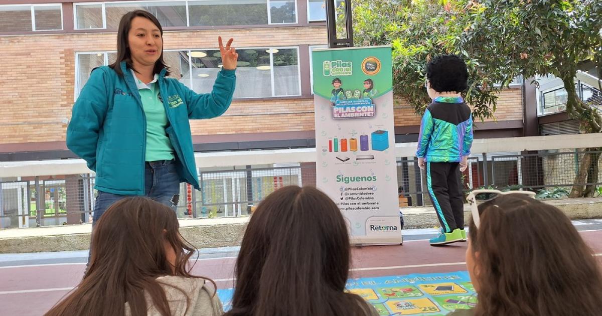 Foto de una mujer explicando un tema frente a otras mujeres