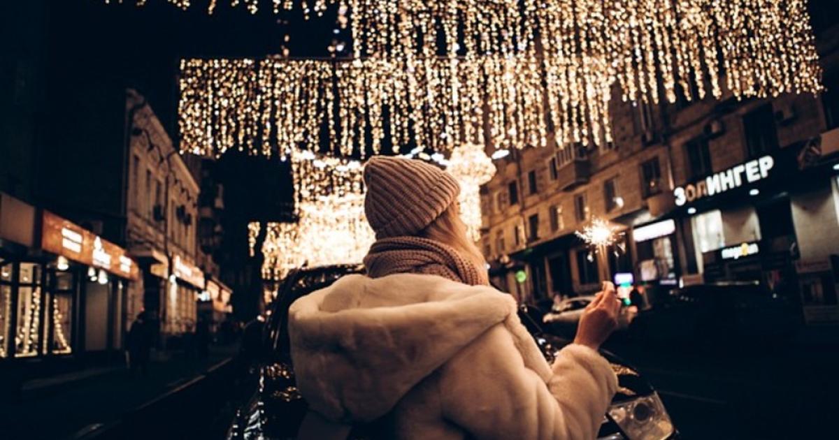 Foto de varias personas compartiendo navidad