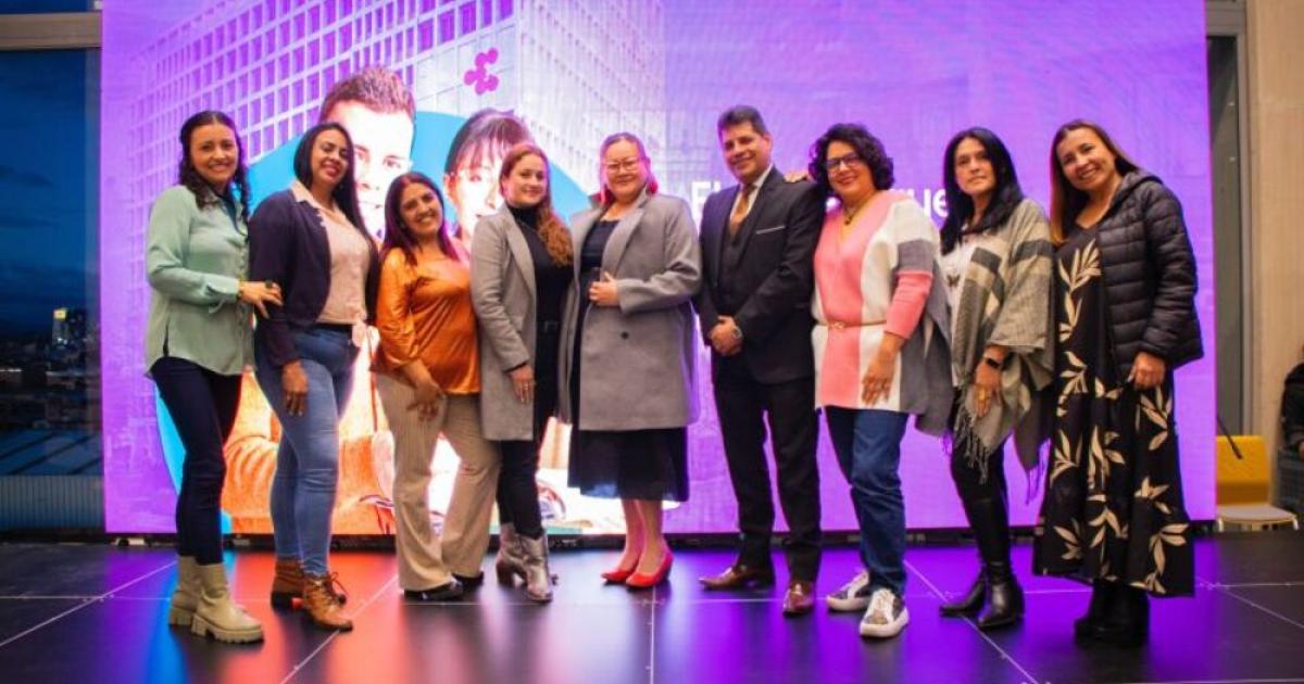 Foto de varias personas reunidas para una foto