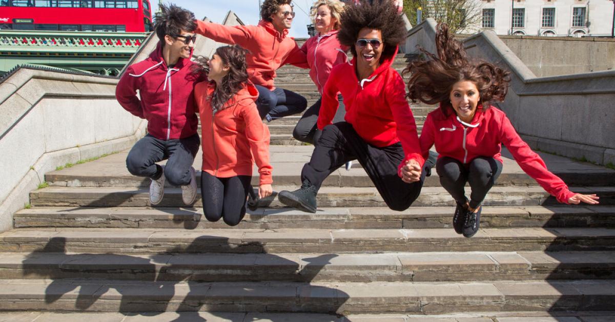 Foto de varias personas saltando de una escalera