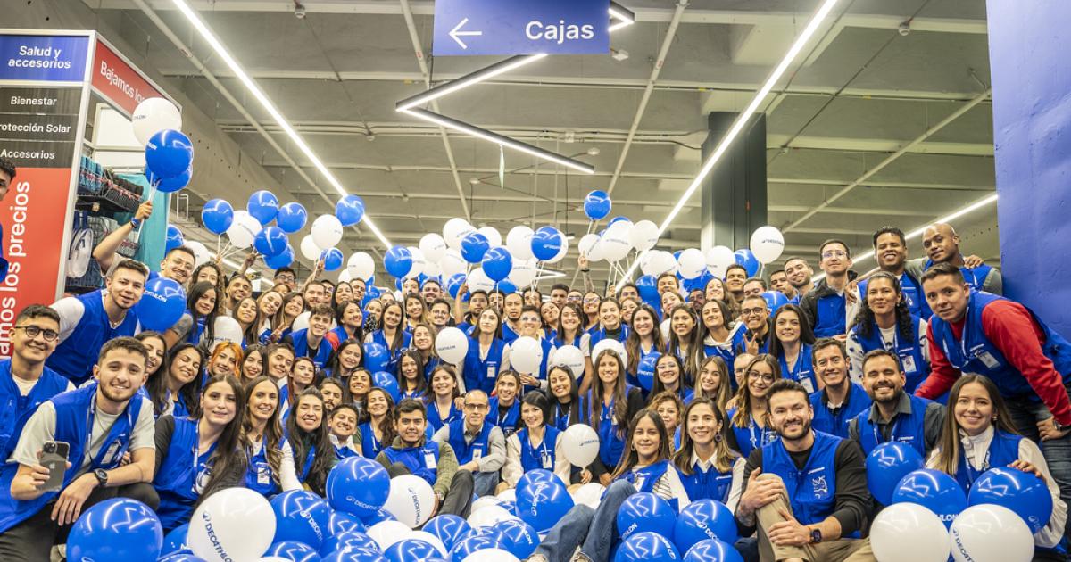 Foto de varios empleados con chalecos azules posando para una foto