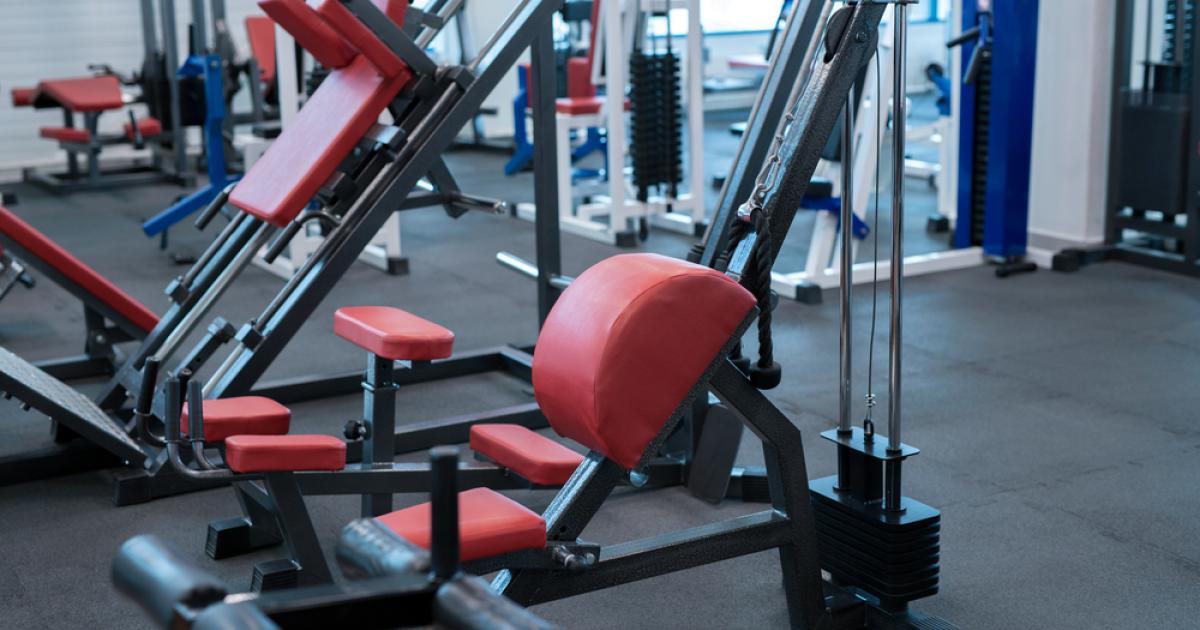 Foto del interior de un gimnasio