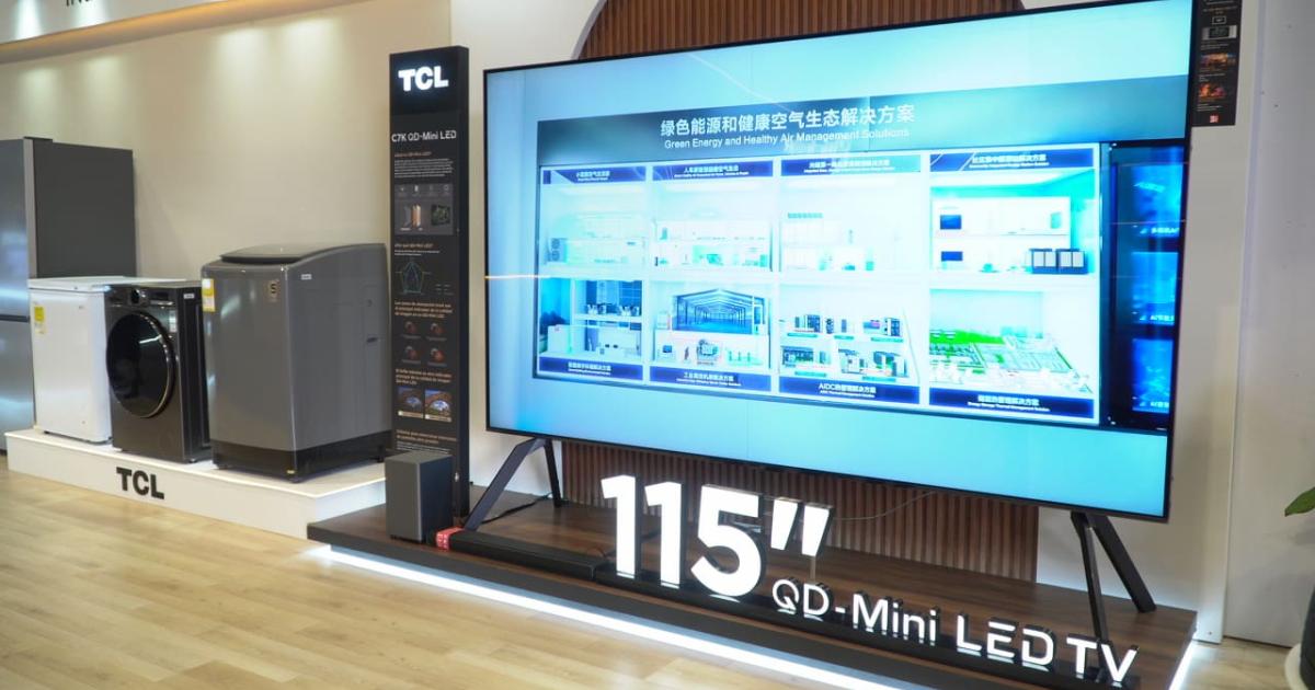 Televisor TCL QD Mini LED de 115 pulgadas exhibido como parte del portafolio de pantallas de gran formato