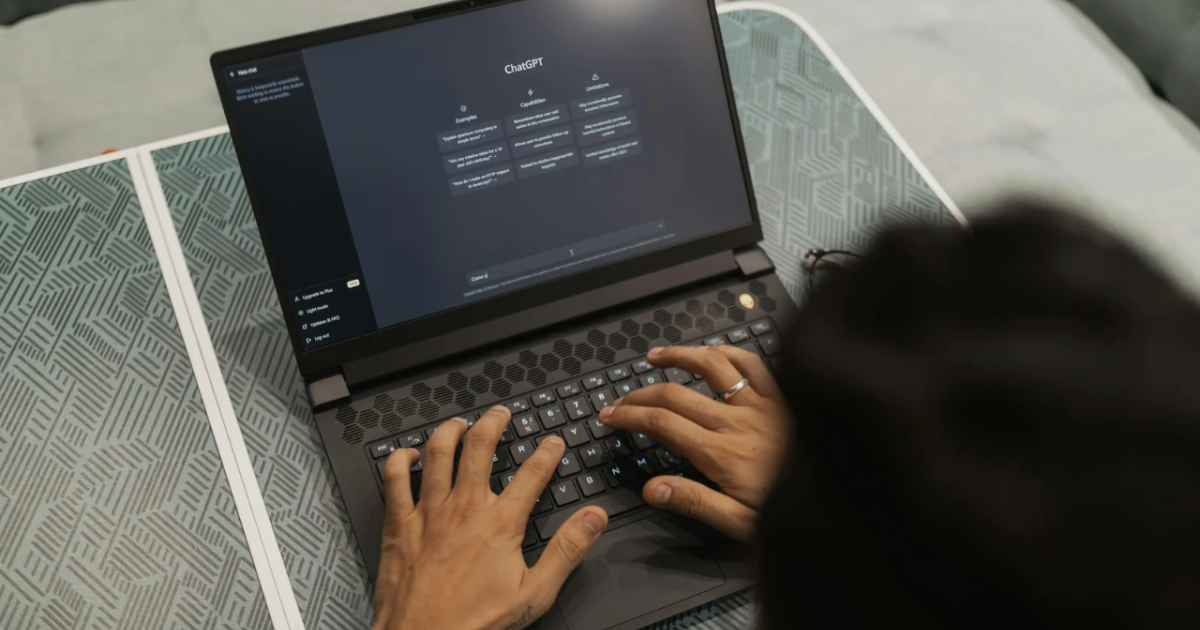 Profesional trabajando con inteligencia artificial