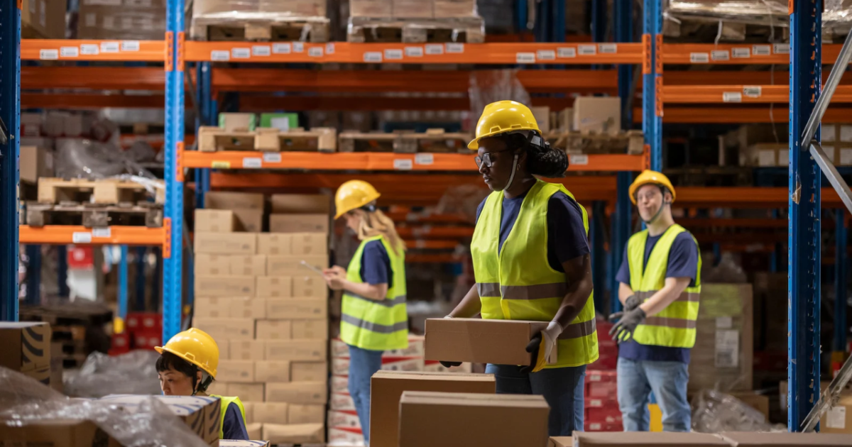 Trabajadores de logística preparando pedidos para la temporada de fin de año en Colombia