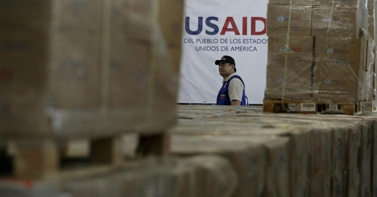 una  foto de un señor con un letraro que dice usaid