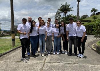 más de 5 personas posando para una foto con camisetas blancas