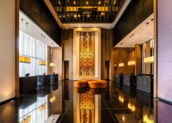 recepción del hotel con colores negros y amarillos