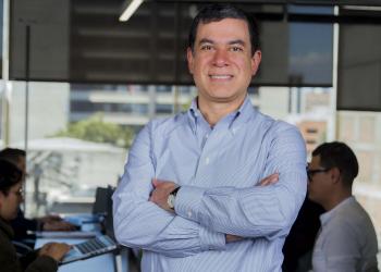 Foto de una persona cruzada de brazos