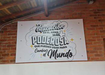 imagen de un letreto que dice la educación es el arma más poderosa