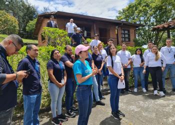 imagen de personas reunidas en un espacio abierto