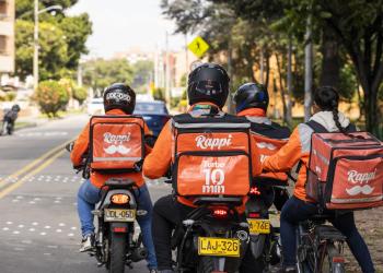 Personas en motos haciendo delivery