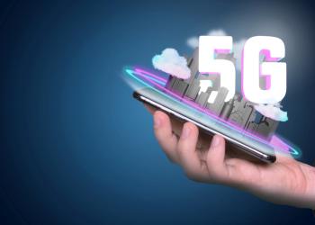 Foto de celular con logo de tecnología 5G