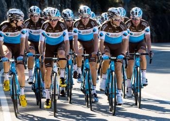 Fotografía de varios ciclistas en una vía