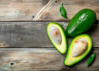 Aguacate sobre una mesa