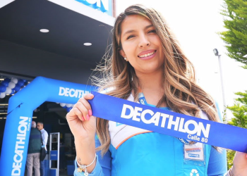 Foto de una mujer con una banda de inauguración
