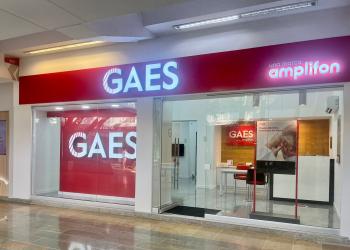 Foto de una nueva sucursal de GAES, un local con videos y letreros rojos que denotan la marca