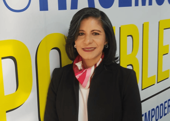 Foto de una mujer posando para la cámara