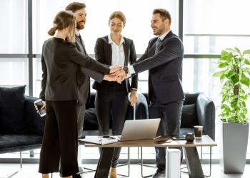 Personas trabajando unidas