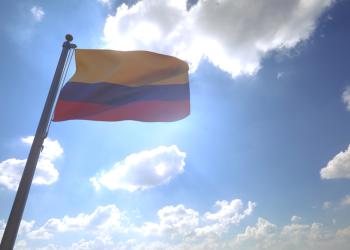bandera de colombia contra el cielo azul