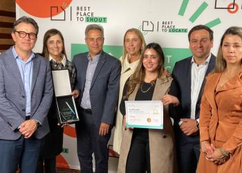 De Izquierda a Derecha: Andrés Orozco - Vicepresidente Comercial y Mercadeo Amarilo; Natalia Trujillo - Vicepresidenta de Operaciones Amarilo; Juan Pablo Moreno - Gerente Digital Estrenar Vivienda; Andrea Arizala - Vicepresidenta de Talento y Comunidades Amarilo; Laura Molina - Gerente Productos y Clientes TGA; Tomás Cartagena - Director Best Place to Live y Aura Martinez - Directora Servicio al Cliente Amarilo.
