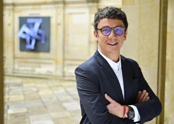 El superintendente de sociedades posado frente a la cámara en un plano medio