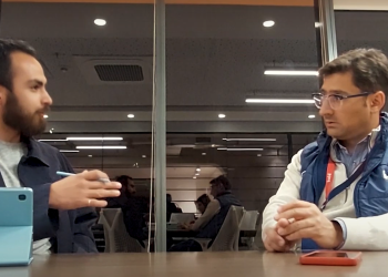 Dos personas hablando en una mesa