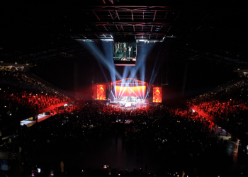 Local lleno de personas con luces artificiales