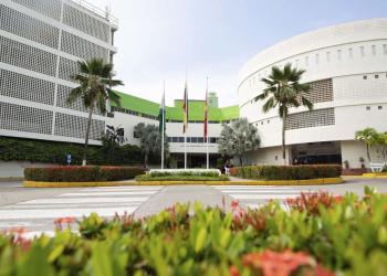 Foto de un edificio blanco con adornos verdes a su alrededor