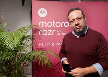 Foto de Carlo con fondo de Motorola.
