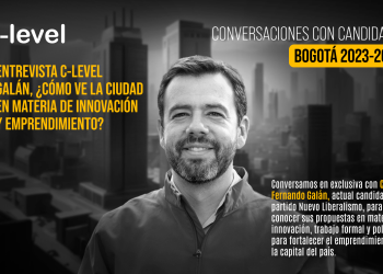 Pieza gráfica de un hombre con abrba mirando a la cámara en blanco y negro