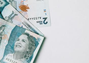 Billetes de dos mil pesos colombianos, en color turquesa