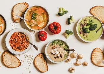Una mesa con diferentes platos veganos y vegetarianos.