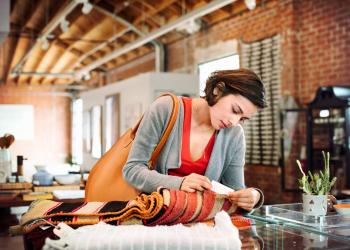 Foto de mujer haciendo compras por un dispositivo electrónico