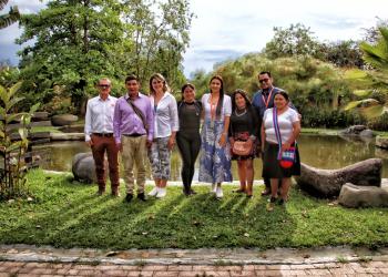 Foto de ocho personas posando frente a la cámara
