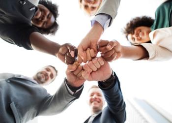 Varias personas de una compañía juntando sus manos