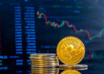 Foto de una moneda representando al sector crypto con fondo de barras