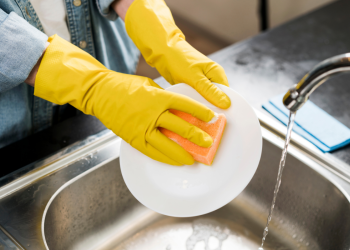 Persona lavando los platos en el hogar