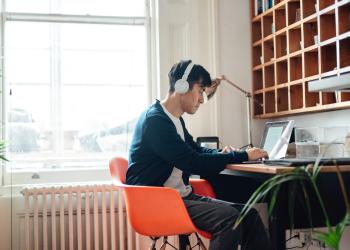 Imagen de persona estudiando en escritorio