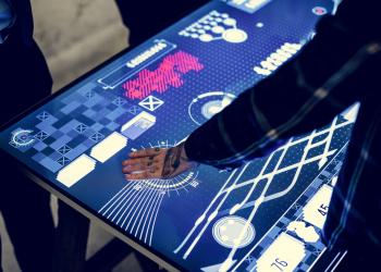 Persona poniendo su mano sobre un panel digital