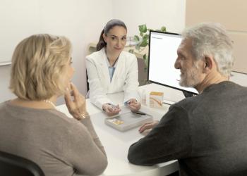 Cita médica entre doctora y adultos mayores