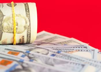 Fotografía de un dólar enrollado
